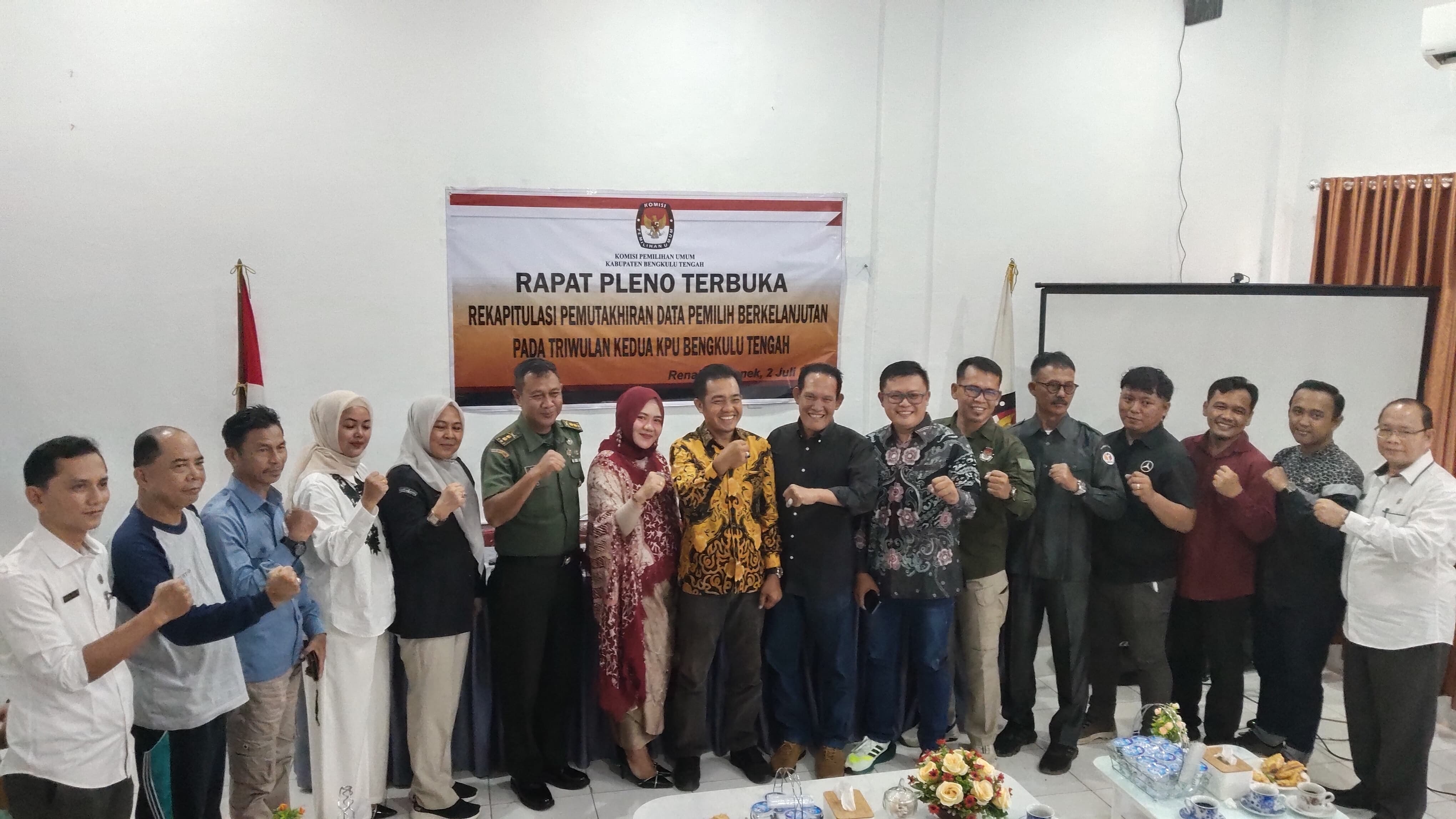 Kordiv HPPH foto Bersama di KPU Bengkulu Tengah