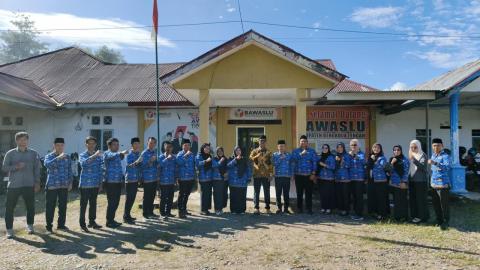 Foto bersama seluruh jajaran Bawaslu Kabupaten Bengkulu Tengah