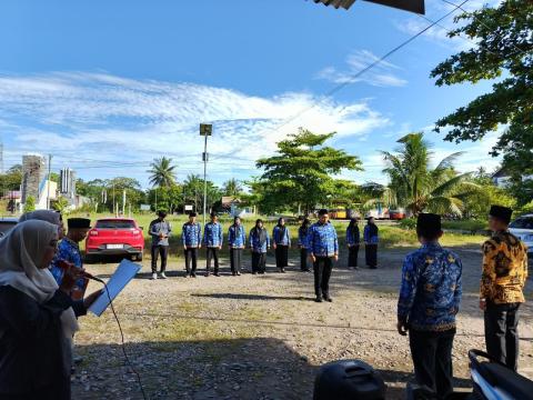 Seluruh jajaran mengikuti upacara