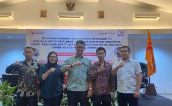 Drs. Brotoseno Anggota Bawaslu Bengkulu Tengah beserta Staf Pelatihan Pengawasan tahapan pemuktahiran data pilih untuk Pemilihan  Gubernur dan Wakil Gubernur, Bupati dan wakil Bupati serta walikota dan wakil wali kota tahun 2024 se-Provinsi Bengkulu