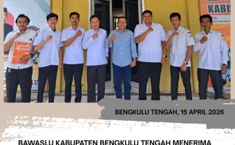 foto bersama kunjungan Bawaslu Provinsi Bengkulu